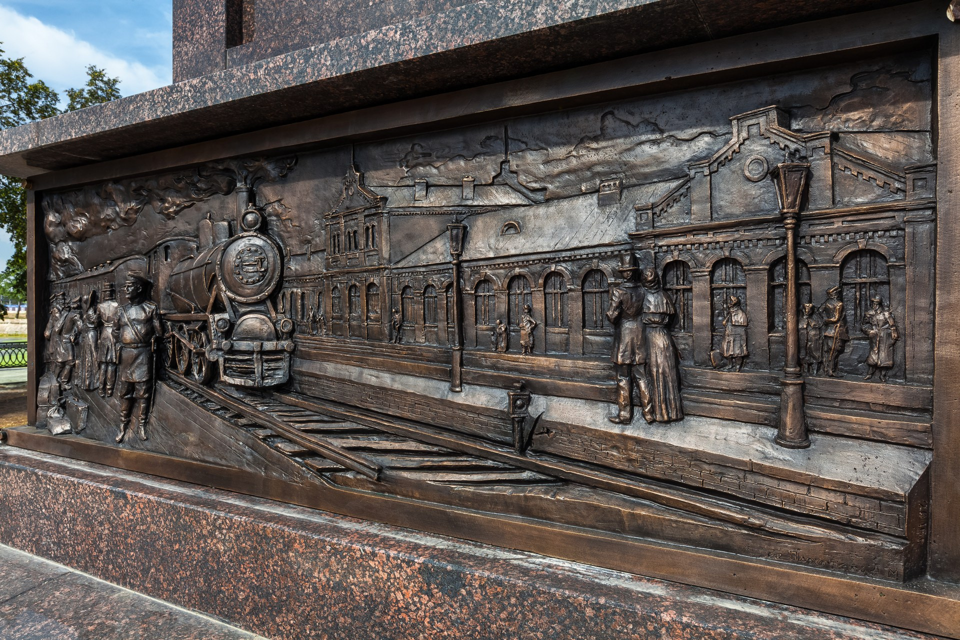 На барельефах - челябинский вокзал и переселенческий пункт