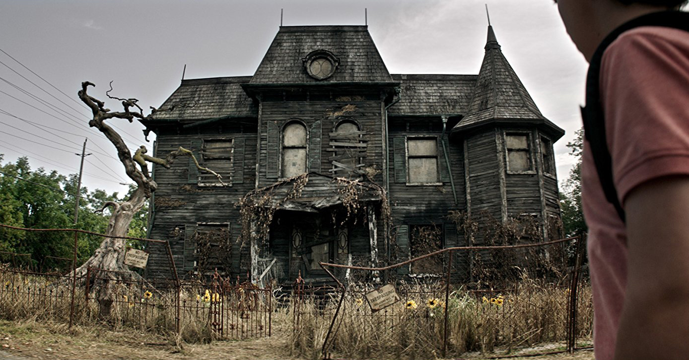 Вот такой «Дом Пикуля» создавал атмосферу ужаса в триллере «Оно» 2017 года по роману Стивена Кинга