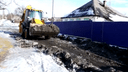 «Я устал звонить и просить прислать технику»: шахтинец за свой счет нанял трактор для расчистки улицы