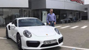 Владельцу разбитого в автосалоне Porsche вручили новый автомобиль