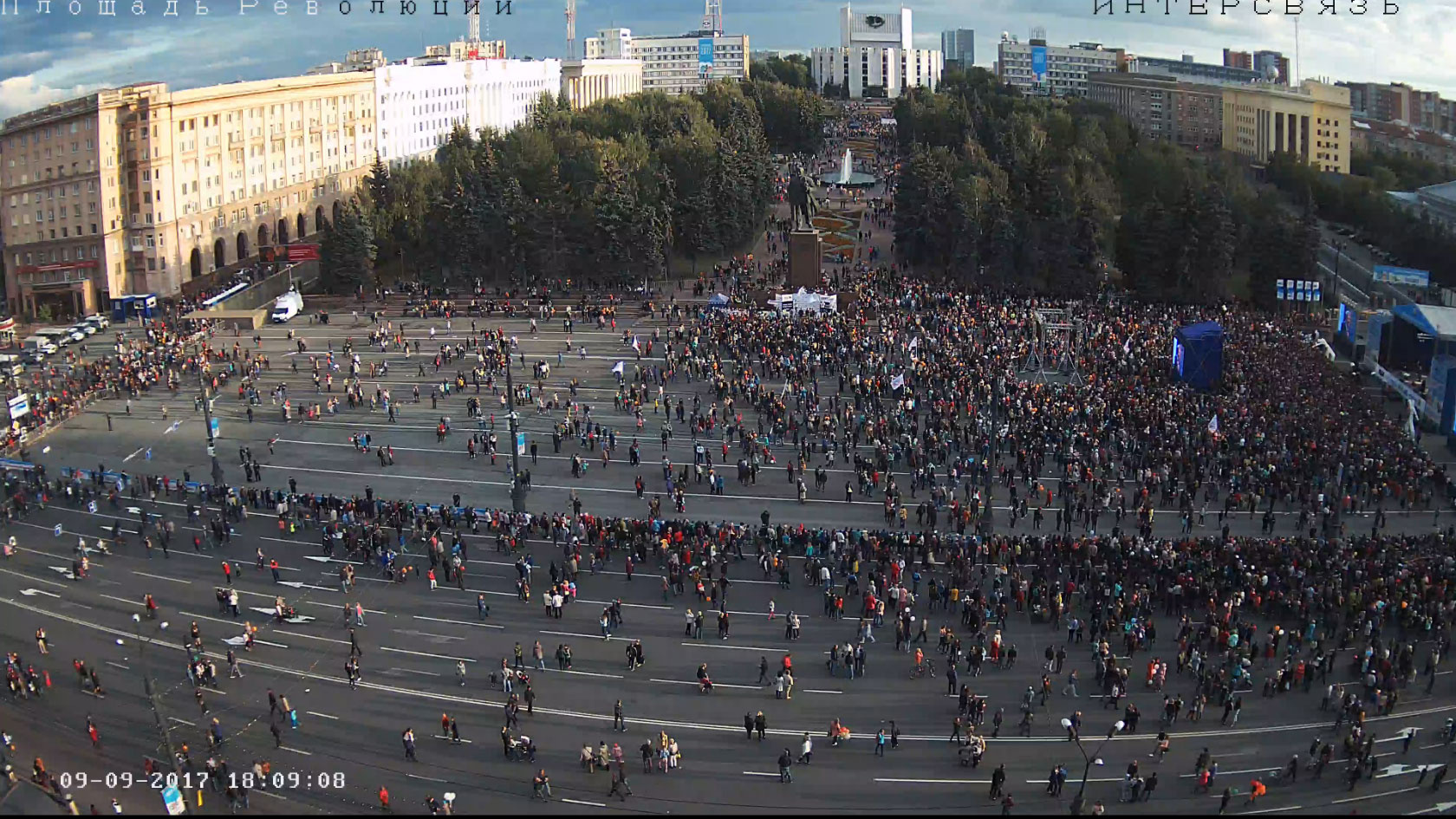 К вечеру число зрителей на площади Революции значительно увеличилось