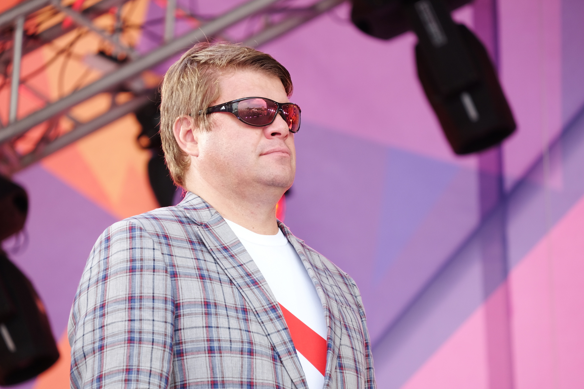 Ведущим спортивного праздника стал комментатор Дмитрий Губерниев. Все время он провел в солнцезащитных очках Ведущим спортивного праздника стал комментатор Дмитрий Губерниев. Все время он провел в солнцезащитных очках