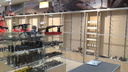 В Самаре оружейный магазин закрыли из-за открытой витрины