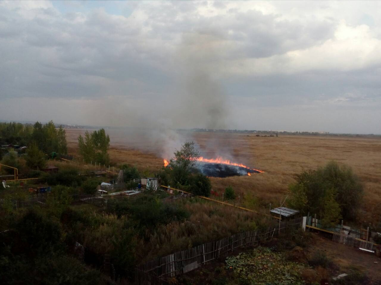 Аэродром кряж самара. Пожар Кряж Самара. Пожар на Совхоз Кряж. Пожары под окнами.