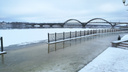 В Рыбинске посреди зимы затопило набережную: жители города точат коньки