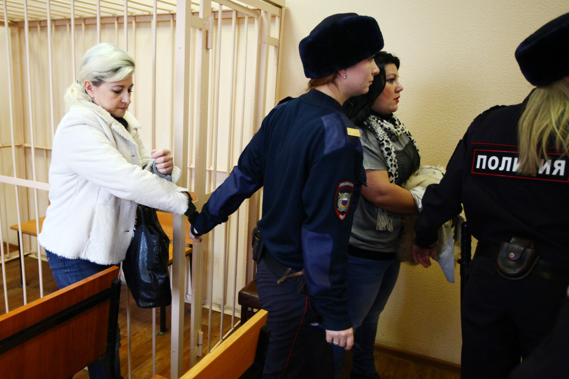 Женщин вывели из зала суда в наручниках
