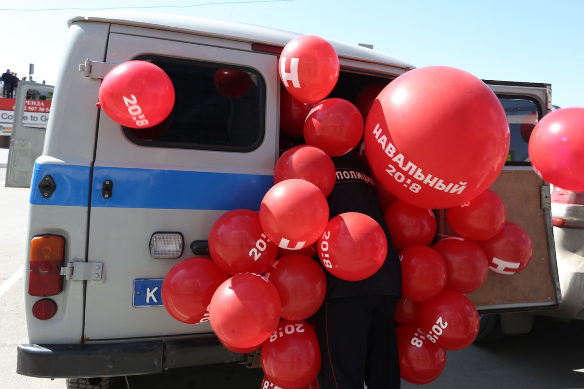 В отличие от плакатов, почти всю символику Навального полицейские у митингующих изъяли В отличие от плакатов, почти всю символику Навального полицейские у митингующих изъяли
