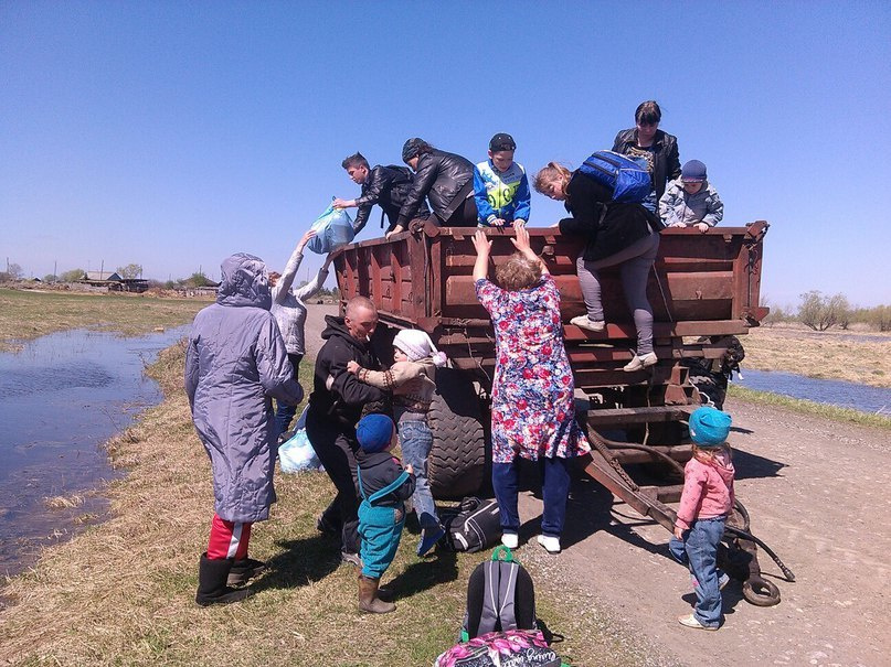В Абатском районе школьников эвакуировали из зоны подтопления на тракторном прицепе
