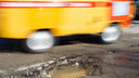 Огромные ямы на дороге в Дзержинском районе Волгограда выгнали водителей на обочину