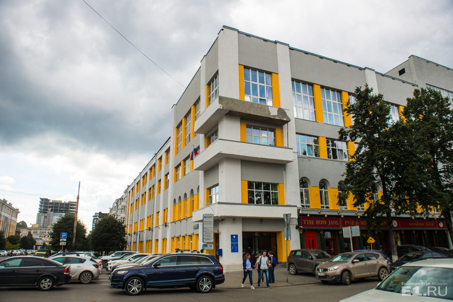 Сложно поверить, что когда-то это была старинная усадьба. Но полукруглые окна хранят память о ней.