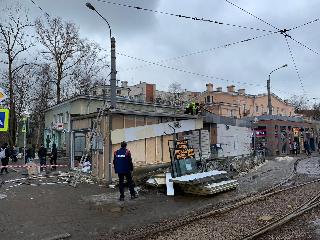 Смольный снес павильон у метро «Удельная», автолавку у «Проспекта Ветеранов»  и палатки с фруктами и текстилем у Балтийского вокзала - 19 марта 2019 -  ФОНТАНКА.ру