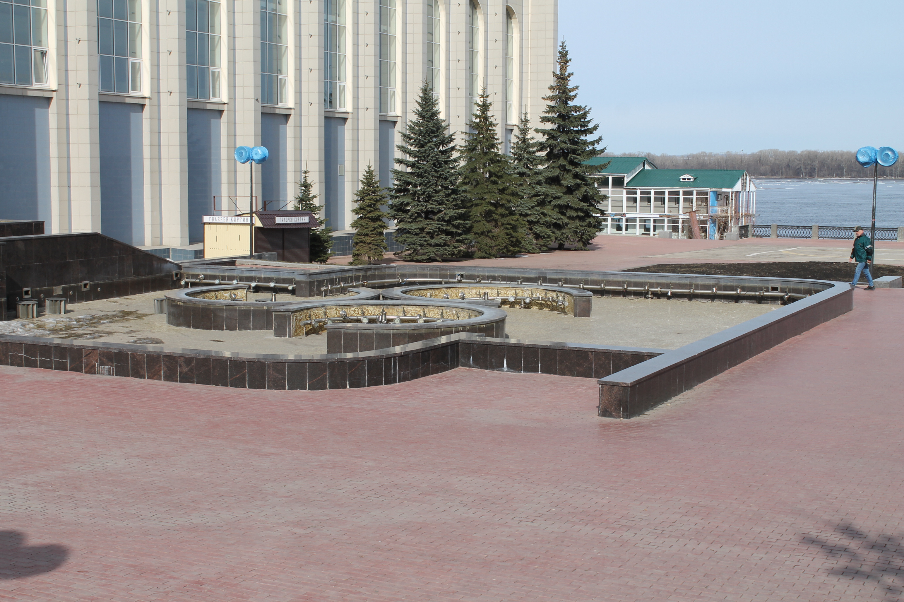 Рабочие проверят фонтан во время общегородского субботника Рабочие проверят фонтан во время общегородского субботника