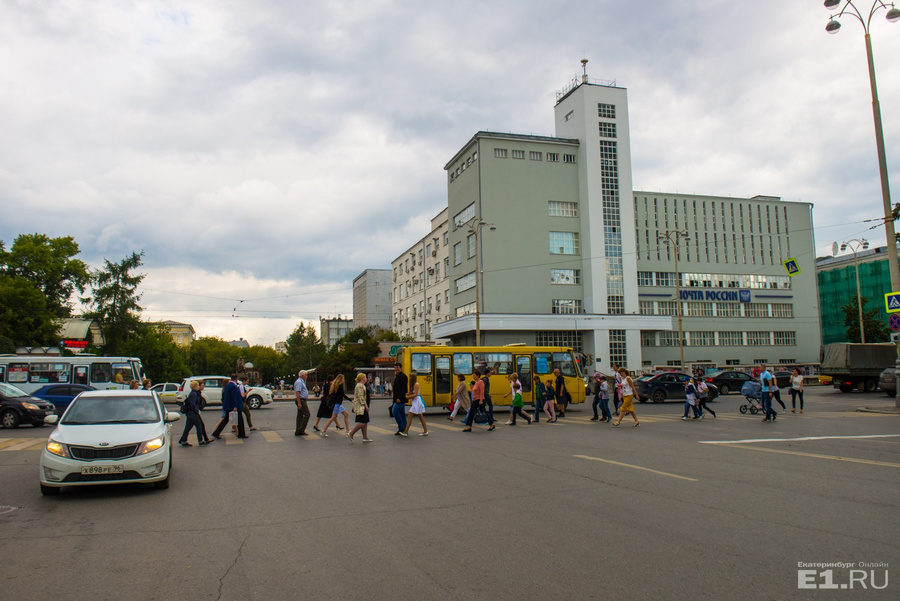 Доминанта перекрёстка улицы Пушкина и проспекта Ленина — Главпочтамт.