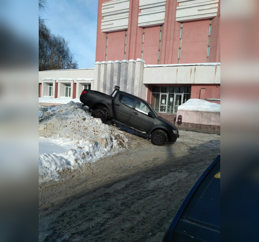 Он может себе позволить такую парковку. Фото от 13 февраля Он может себе позволить такую парковку. Фото от 13 февраля