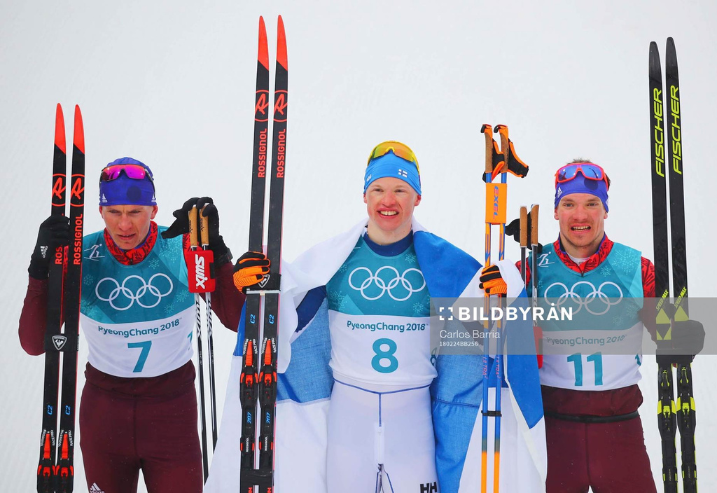 Герои сегодняшней лыжной гонки на 50 километров — Александр Большунов (слева), Йиво Нискасен и Андрей Ларьков
