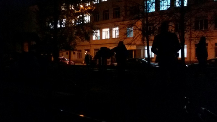 «Темно, хоть глаз выколи!»: челябинский сквер частично подсветят фонарями с дворца культуры