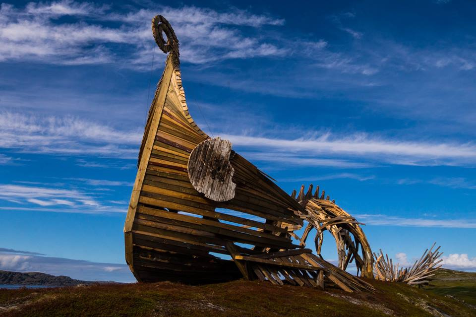 Арт-объект «Тайболы» - «Драккар/Левиафан». Деревянная фигура семи метров сочетает в себе черты корабля викингов и скелет мифического морского зверя
