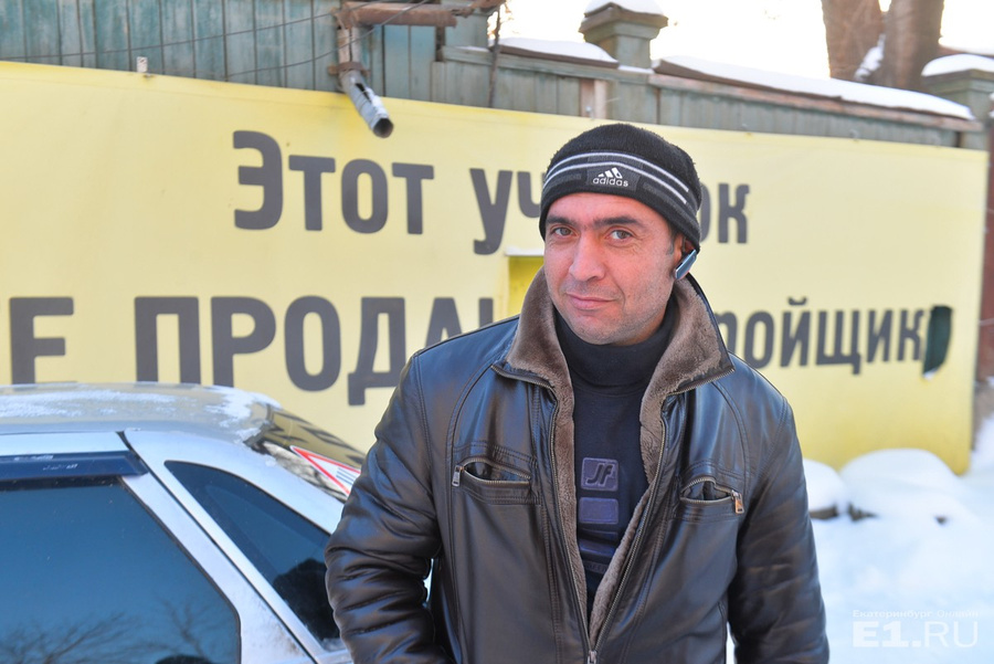 Огромный баннер Араику нравится – защищает от ветра. Мужчина снимает этот дом несколько лет
Огромный баннер Араику нравится – защищает от ветра. Мужчина снимает этот дом несколько лет