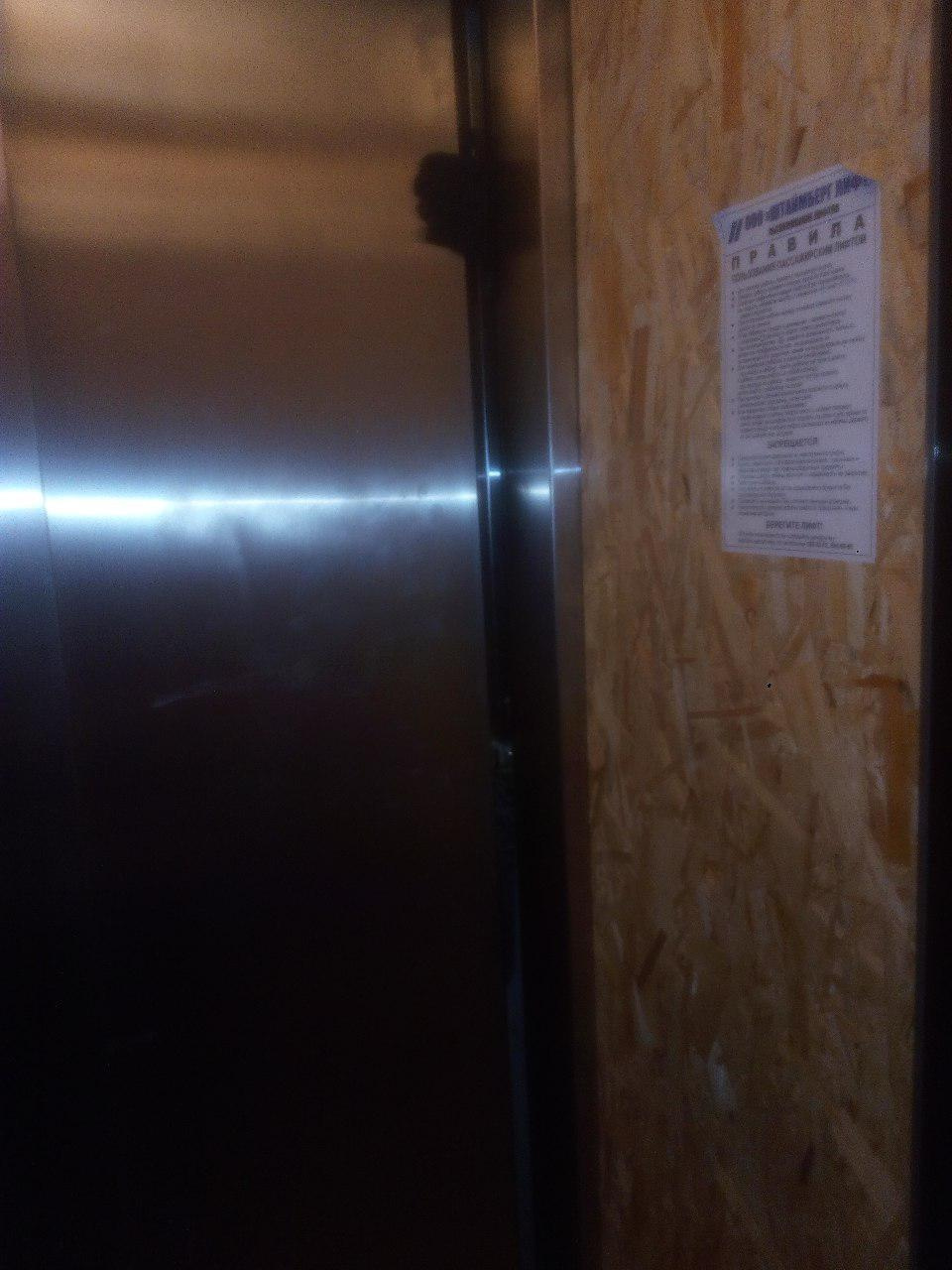 Падение лифта в петербурге. Старый лифт СПБ. Столовая в лифте СПБ. Санкт-Петербург лифт между этажей.