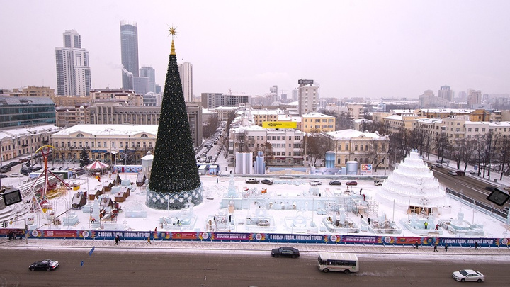 Фоторепортаж Е1.RU: разглядываем огромный торт и ледяных футболистов с ратуши Екатеринбурга