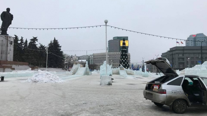«Становится небезопасно»: главный ледовый городок Челябинска начали готовить к сносу