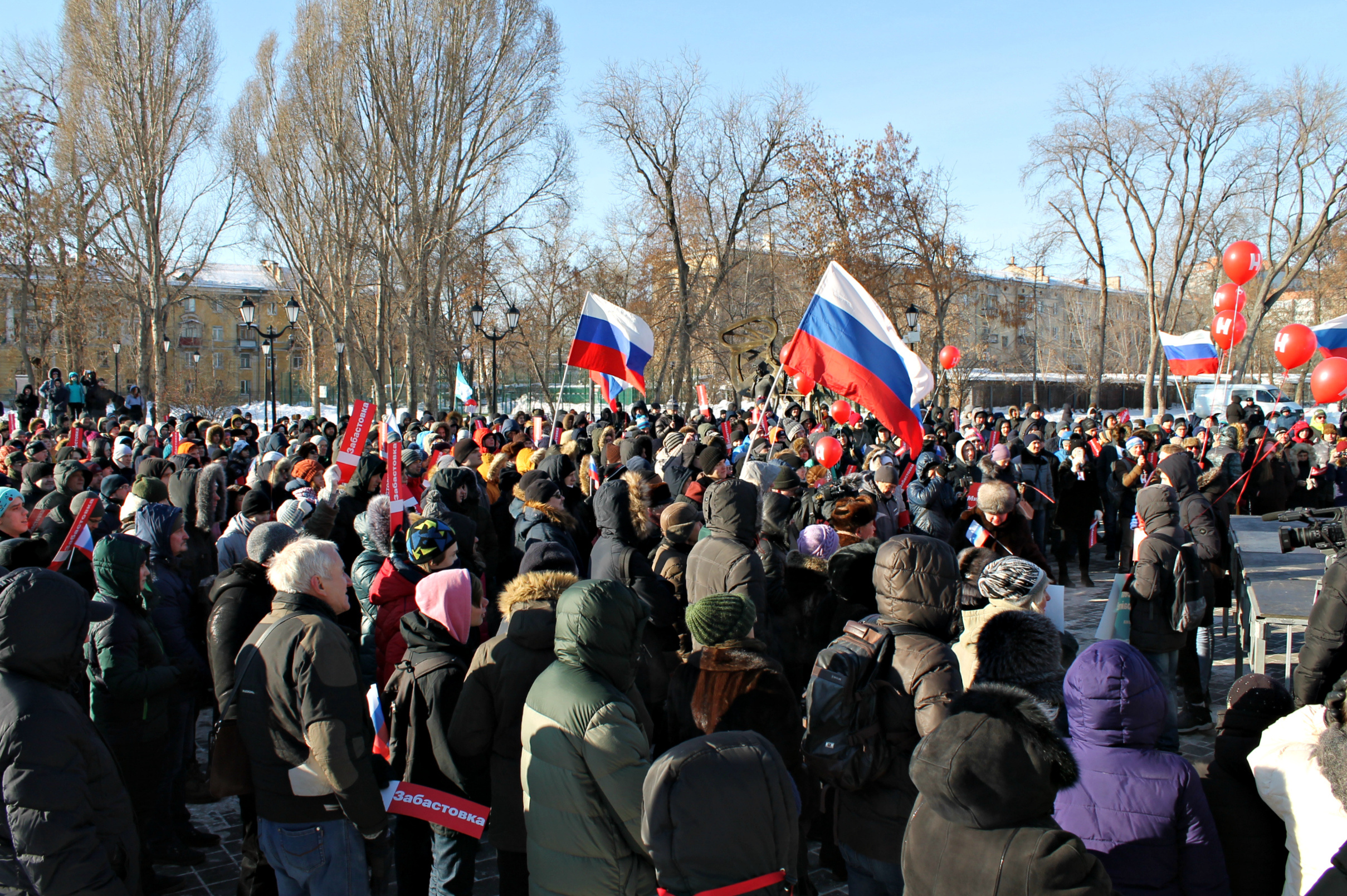 Поддержать оппозиционера пришли сотни людей Поддержать оппозиционера пришли сотни людей