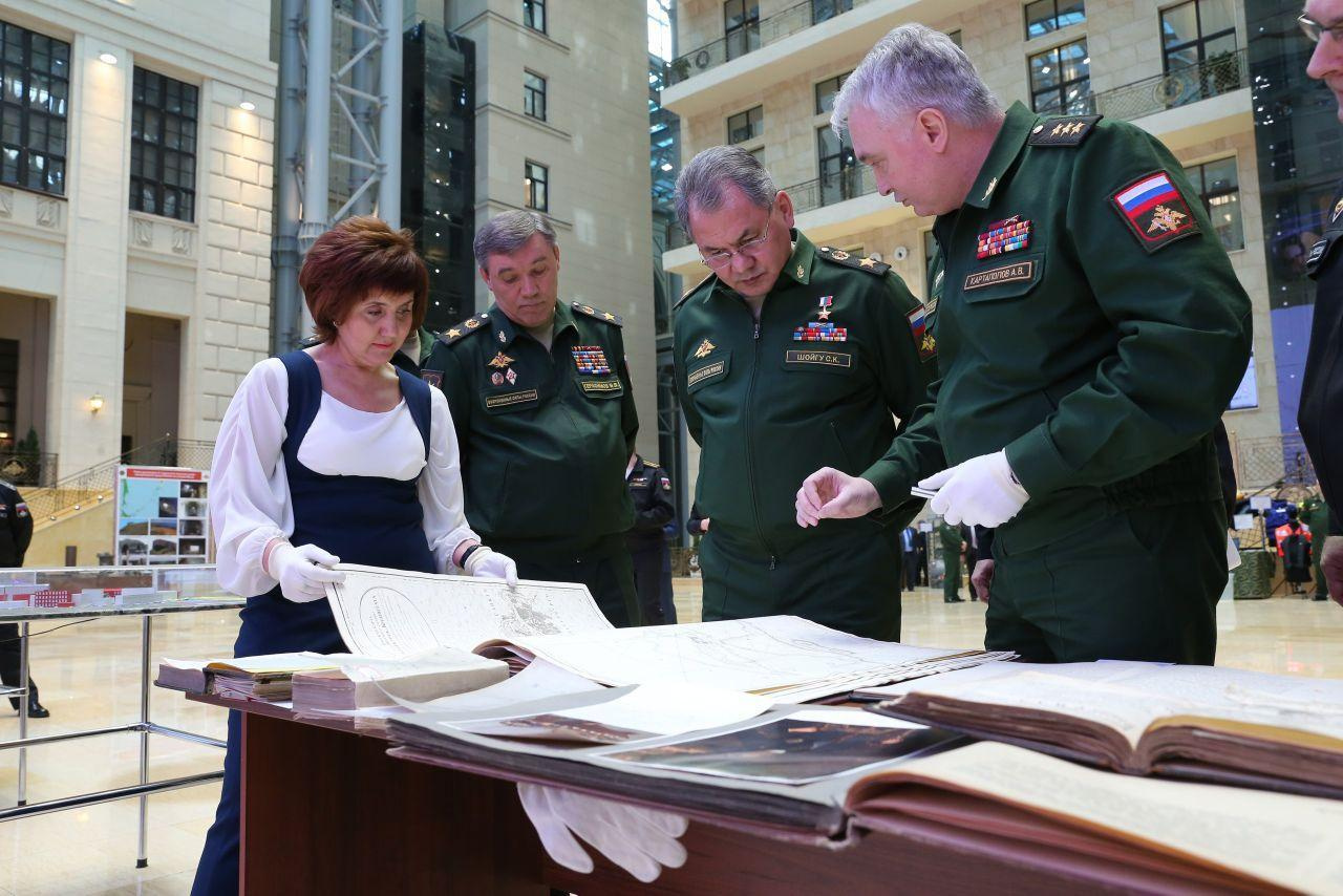 На фото: Ирина Кузнецова, министр Шойгу, нач. Генштаба Герасимов, бывший командующий ЗВО Картаполов (сейчас замминистра)
