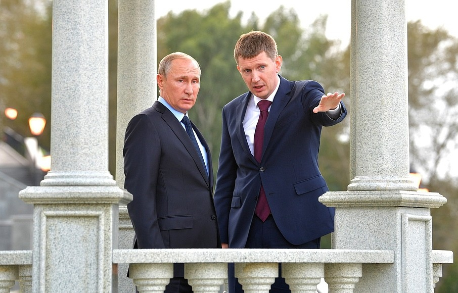 Максим Решетников провел для президента экскурсию по набережной Максим Решетников провел для президента экскурсию по набережной