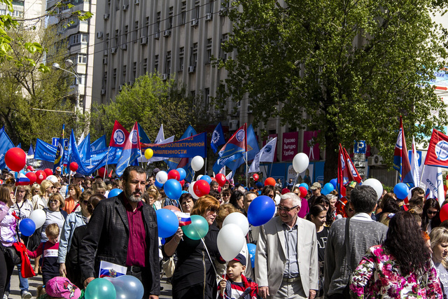 Демонстранты прошли по Ворошиловскому проспекту от площади Гагарина к Дому профсоюзов.