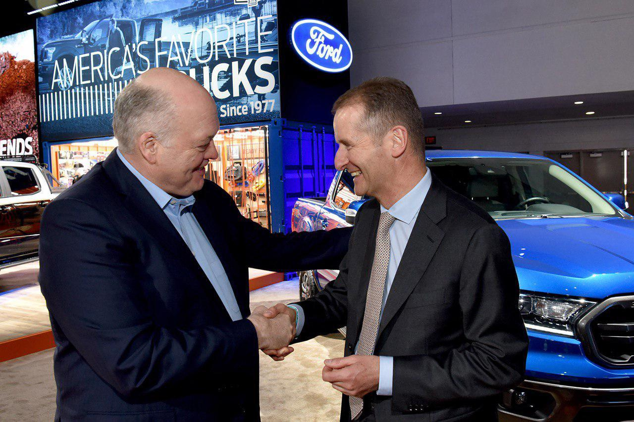 CEO Ford Джим Хакетт (слева) и CEO VW Херберт Диесс (справа)