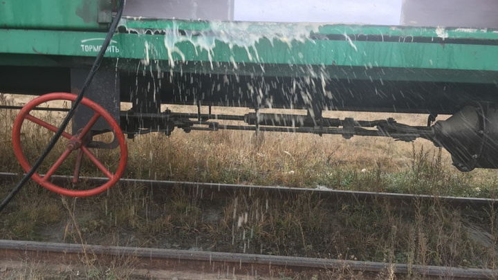 «Стекает кровь и химия»: южноуральских мойщиков вагонов обвинили в загрязнении земель