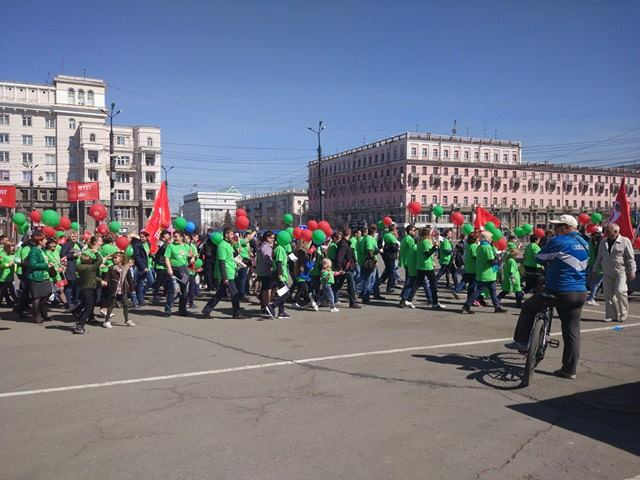 Колонна «Пятёрочки» завершает шествие на площади Революции