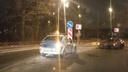 Две машины соскользнули в отбойник в центре Ярославля