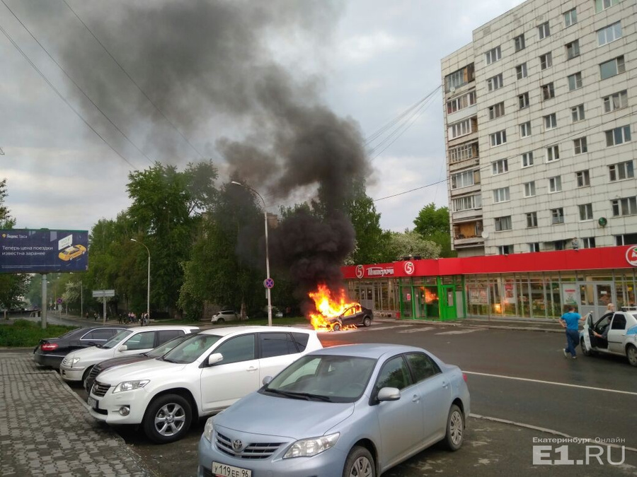 Сгорела автостоянка в чите. Пожар на Мефодиевской возле Пятерочки. Пятёрочка возле чермета. Кемерово около Пятерочки сгорел автомобиль. Город Димитровград горит автомобиль возле Пятёрочки.