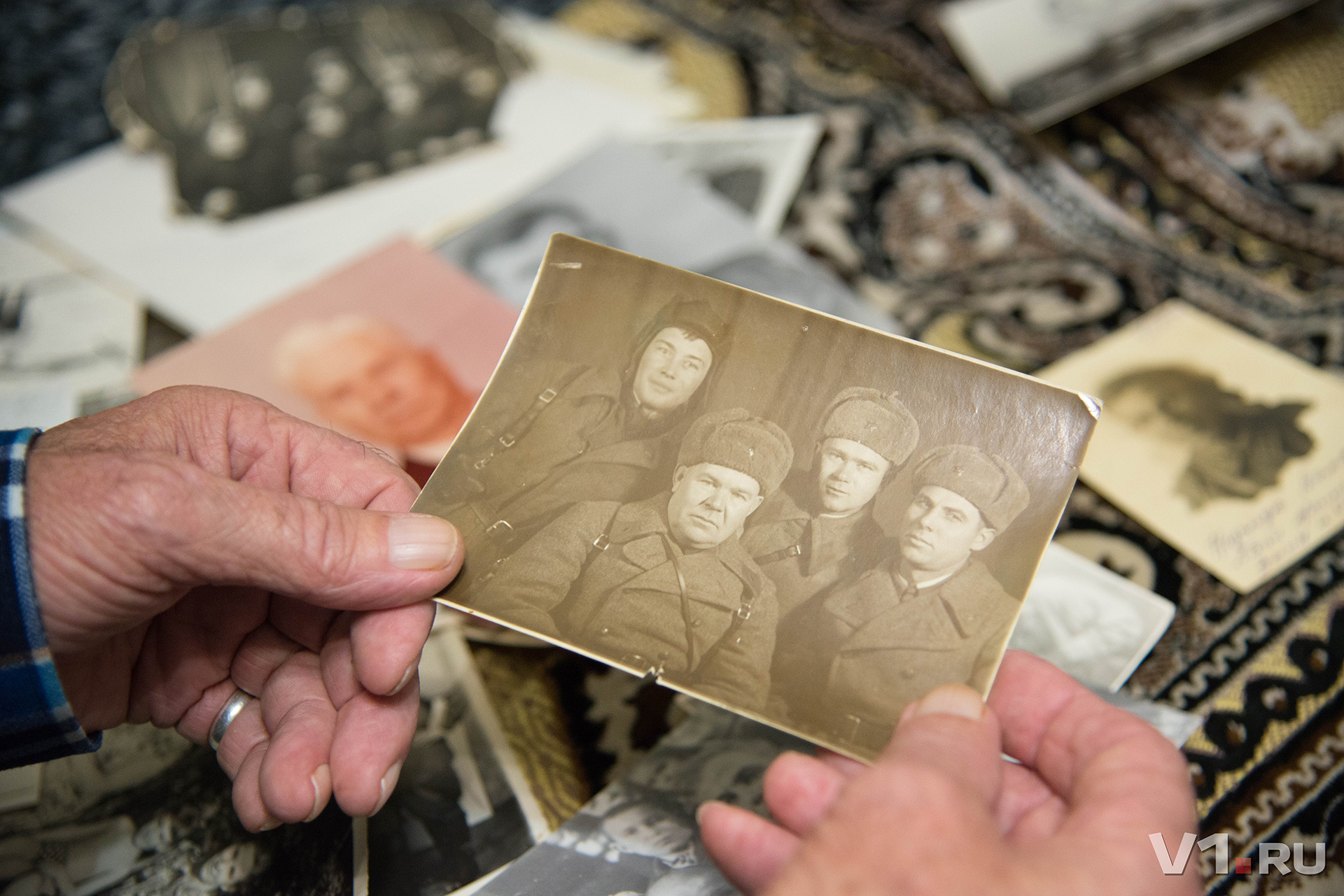 Николай Кузнецов с фронтовыми товарищами Николай Кузнецов с фронтовыми товарищами