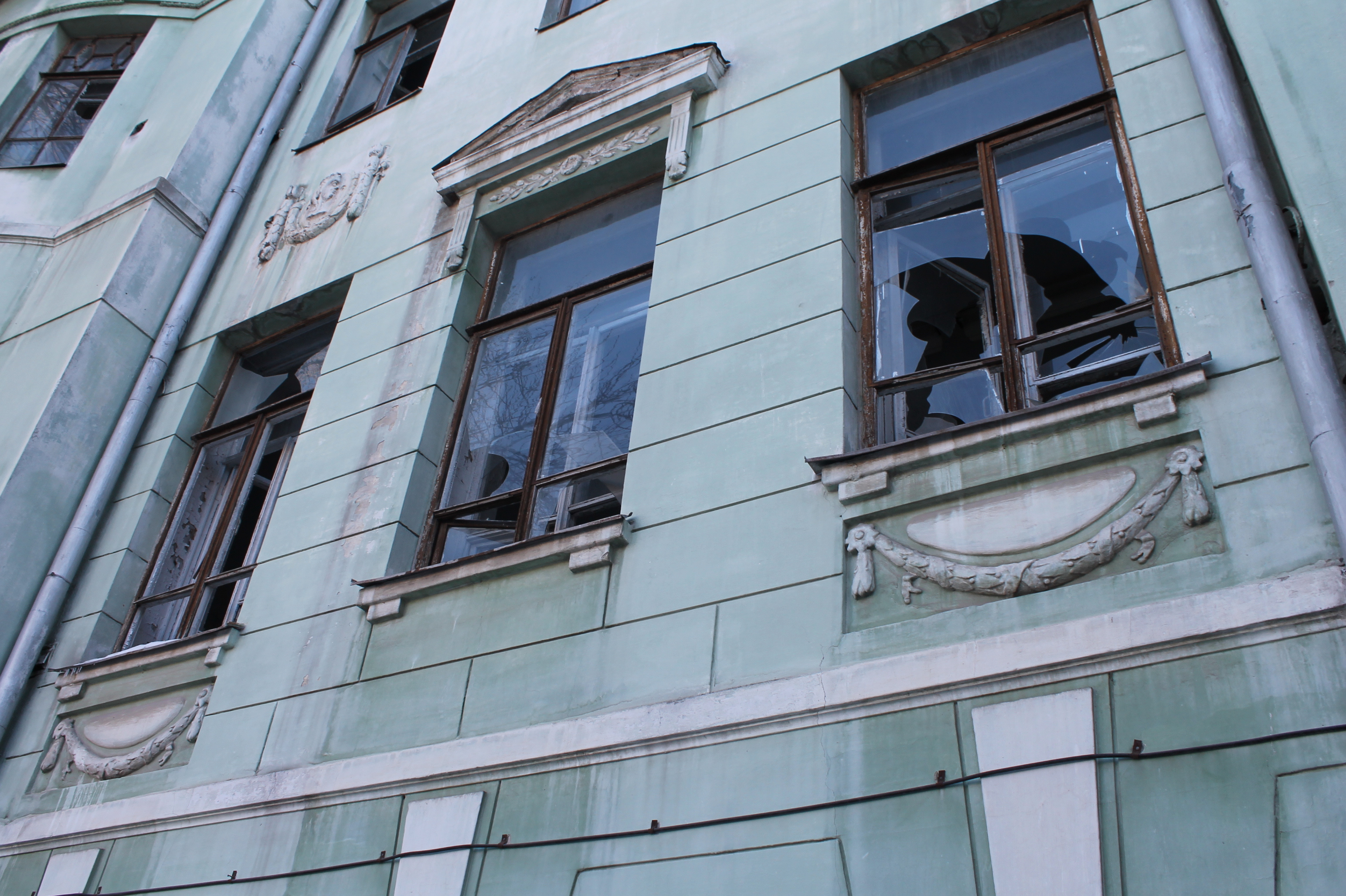 Вандалы разбивают окна училища