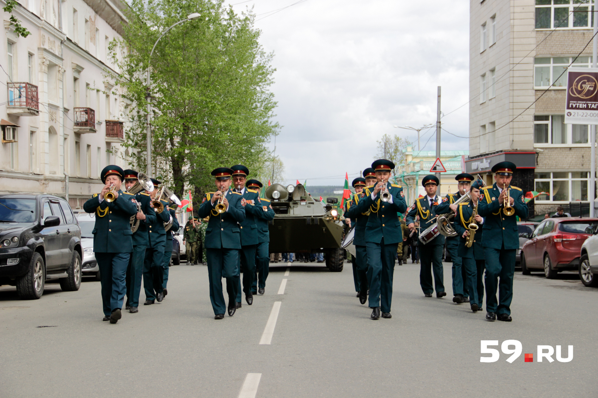 Во главе колонны шли музыканты Во главе колонны шли музыканты