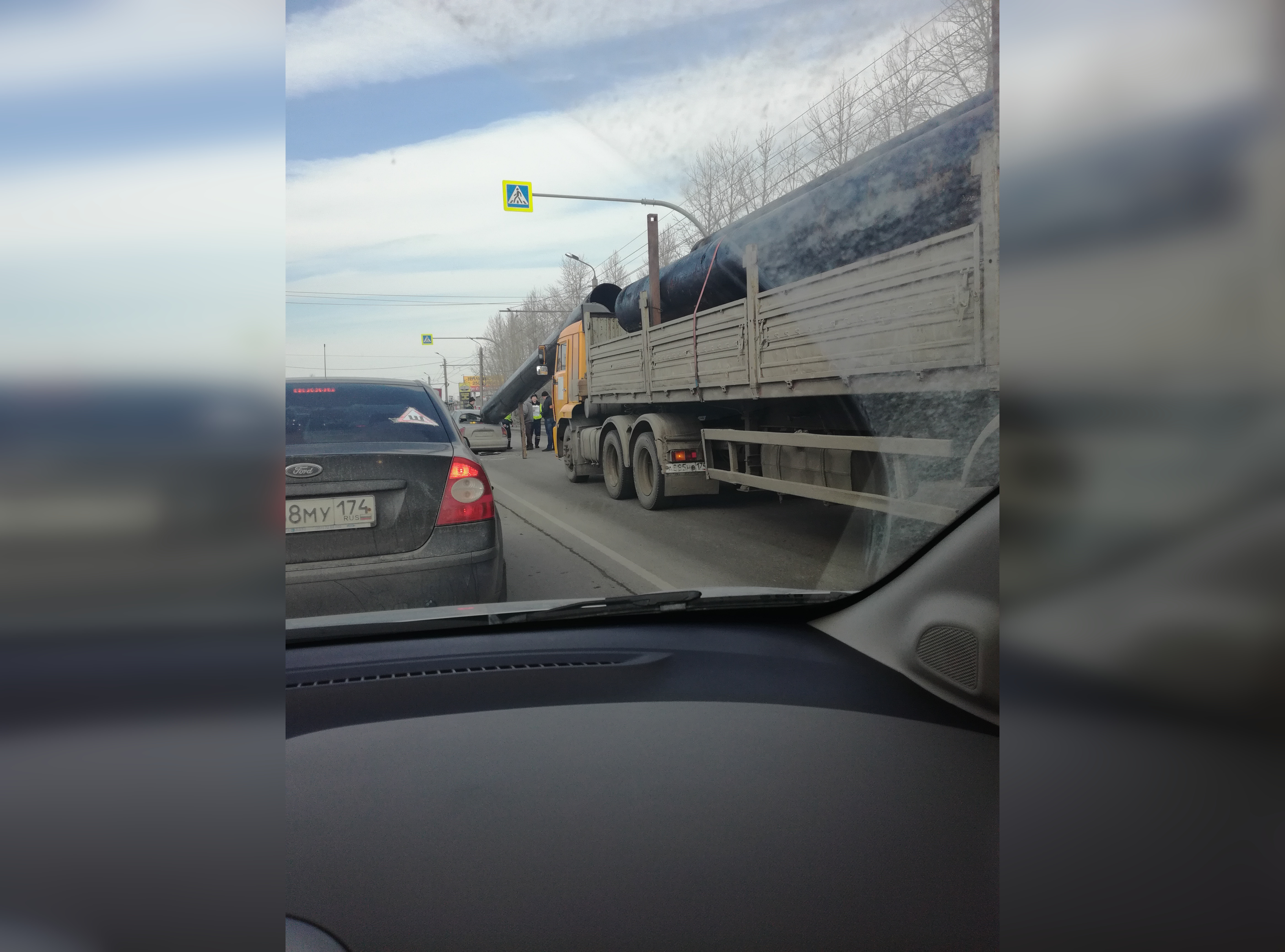 Увидеть такую трубу водители явно не ожидали Увидеть такую трубу водители явно не ожидали