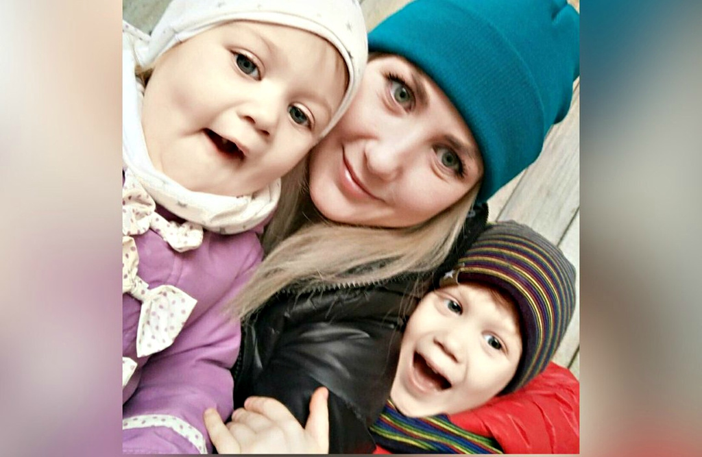 Семья Завьяловых любит проводить время вместе. Мама и дети смотрят в объектив, папа фотографирует Семья Завьяловых любит проводить время вместе. Мама и дети смотрят в объектив, папа фотографирует