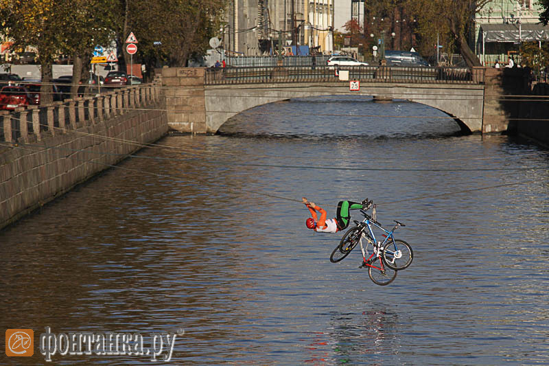Переправа с велосипедами через Крюков канал возле Никольского собора