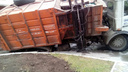 В Тольятти мусоровоз провалился колесом под асфальт