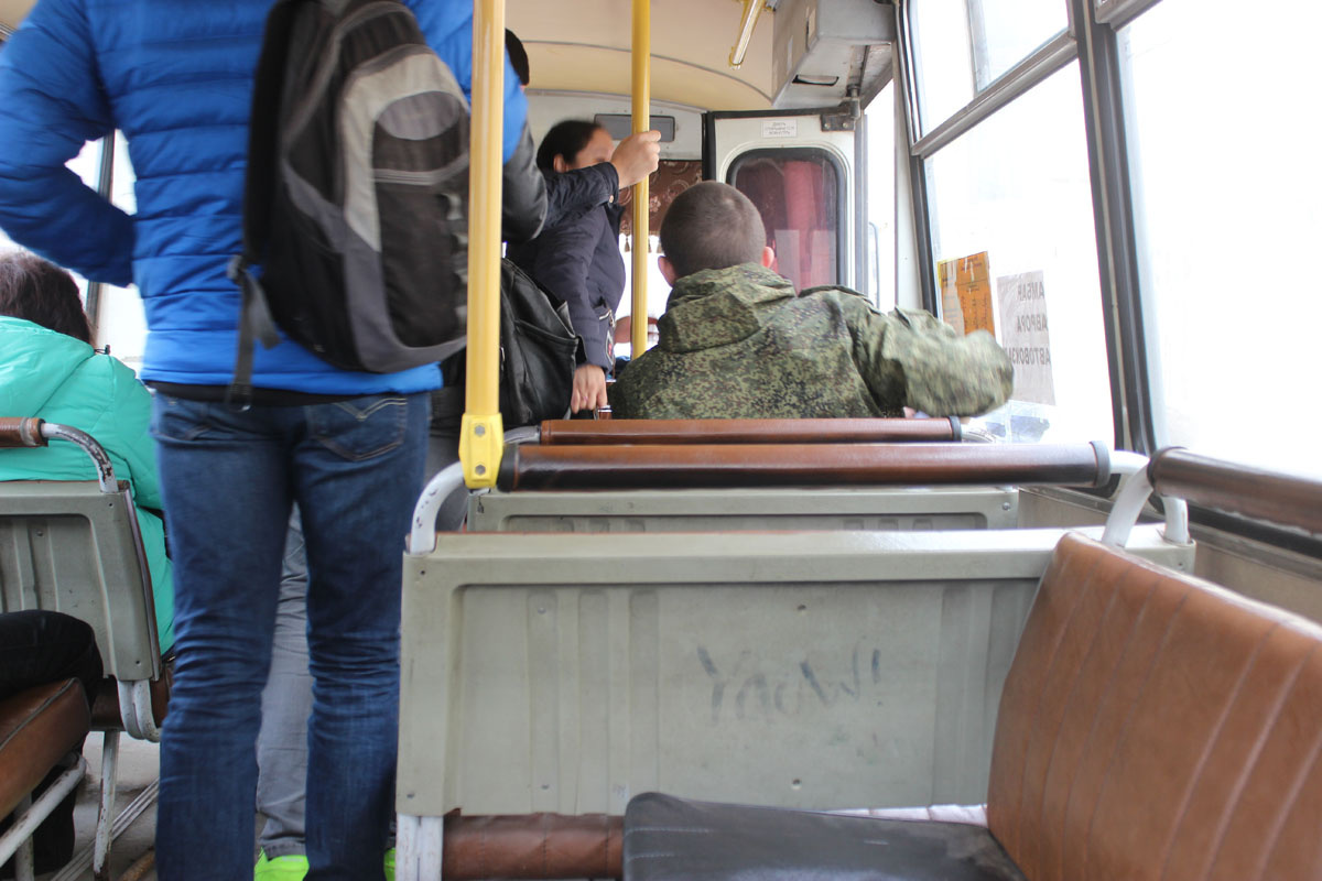 Людей в автобусе теперь не очень много, можно занять любое удобное место Людей в автобусе теперь не очень много, можно занять любое удобное место