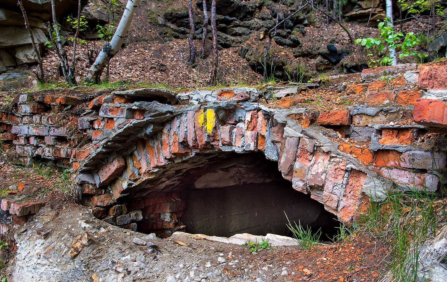 Каменной кладкой в прошлом веке укрепили вход к приезду Кагановича