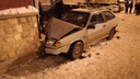 Перекрыл дорогу: в Тольятти семейная пара на «тринадцатой» врезалась в дом