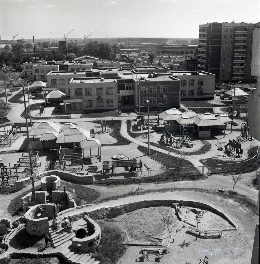 На этом снимке — строительство детского городка комбинированного типа, 1984 год.