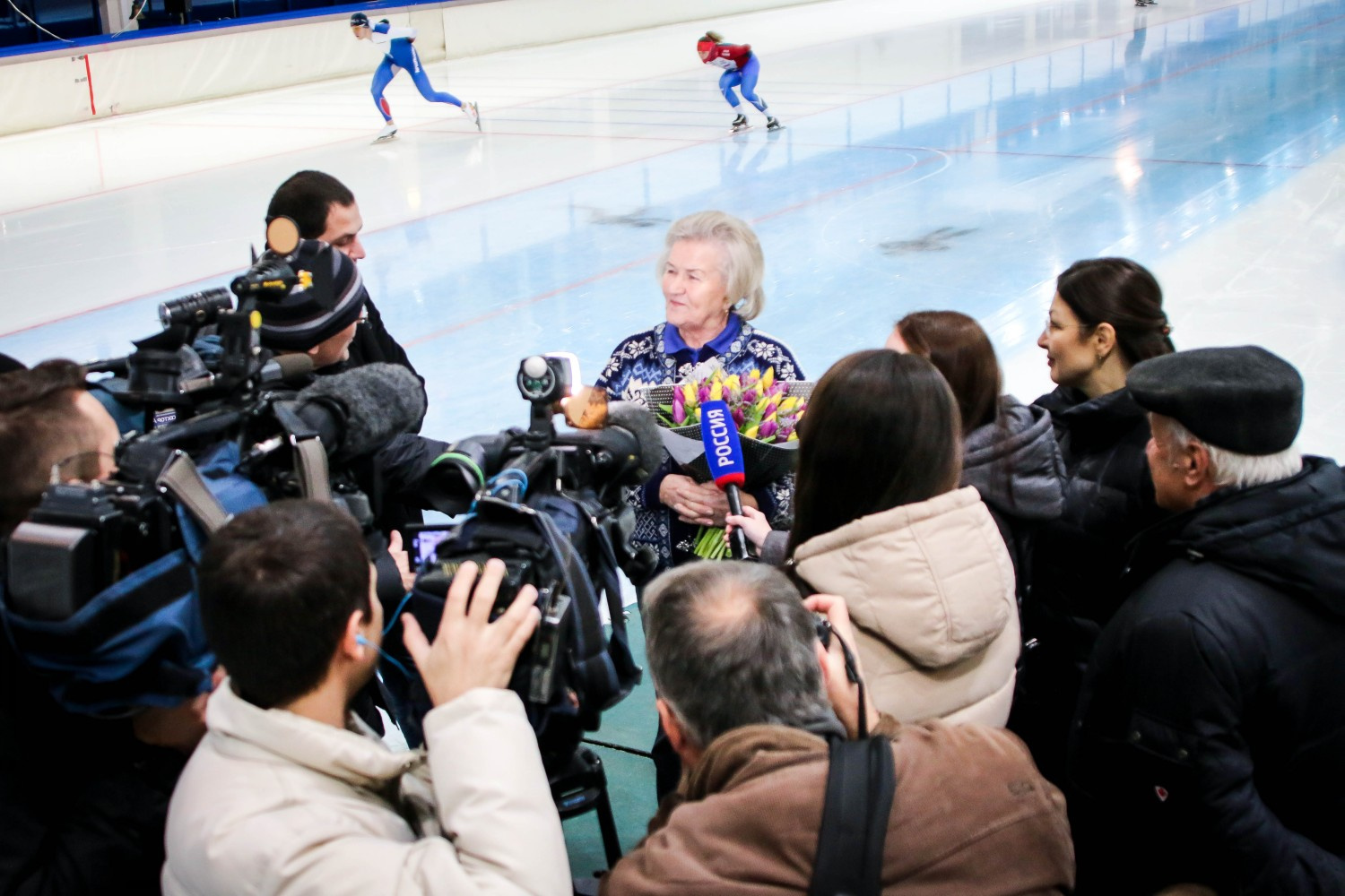 Пока спортсмены рассекали лёд, журналисты «пытали» Лидию Скобликову о то, что она думает о решении МОК лишить челябинскую конькобежку Фаткулину олимпийской медали