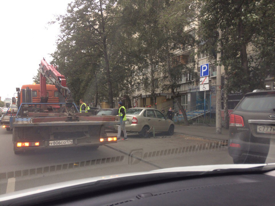 Челябинца возмутила эвакуация машины от дома на улице Энтузиастов