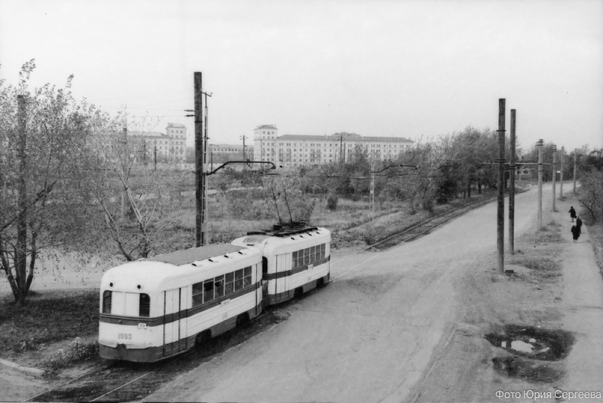 Легендарный «копейский трамвай» на фоне домов КБС. 1950-е