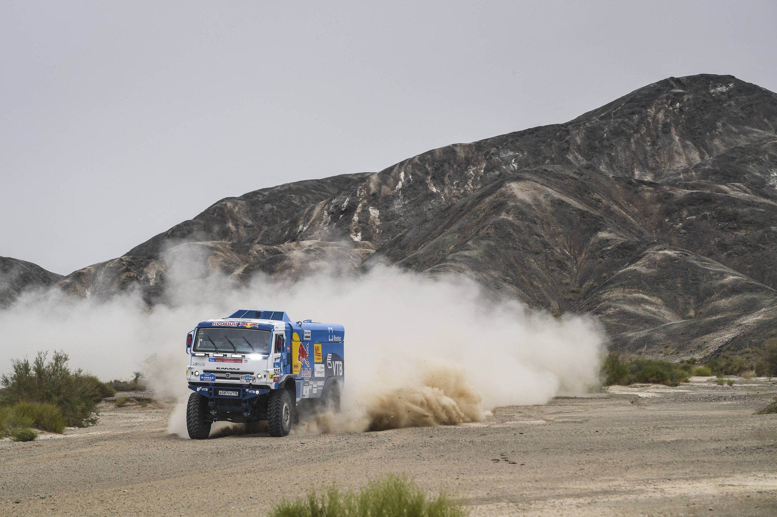 Камаз 5320 тюнинговый. Камаз дакар на трассе обгоняет легковушку. Камаз 5320 1/35. Км ч камаз. Мотор камаз мастер 43509.