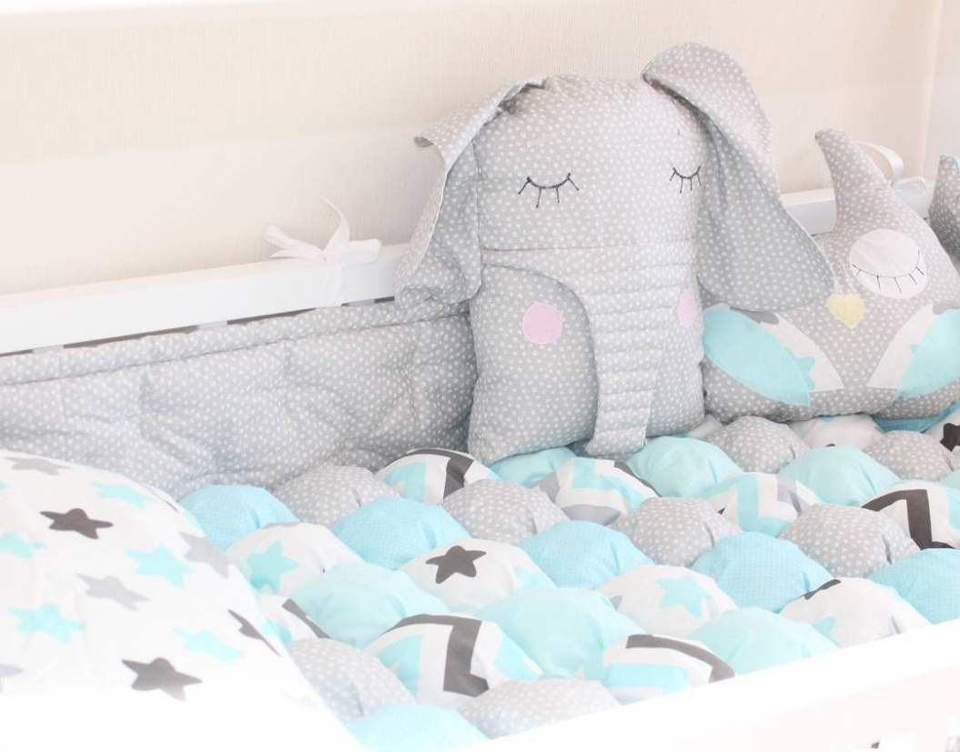 Комплекты для кроваток, которые делает Настя: одеялко бонбон, игрушка слоник, игрушка сова, наволочка